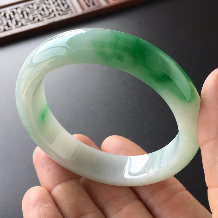 (超值推荐)糯冰种飘翠手镯(57.7mm)