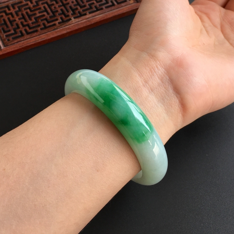 (超值推荐)糯冰种飘翠手镯(57.7mm)