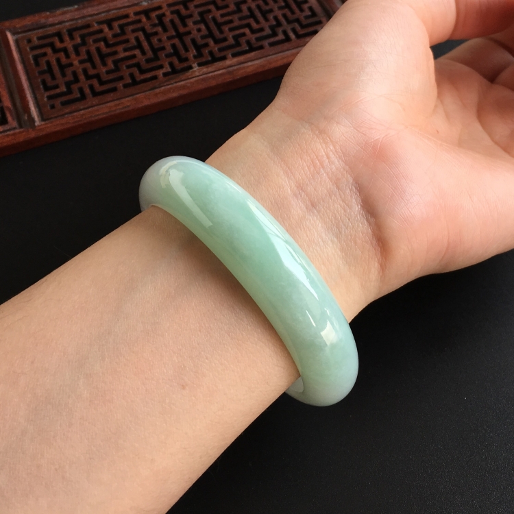 (超值推荐)糯冰种晴水手镯(57.3mm)