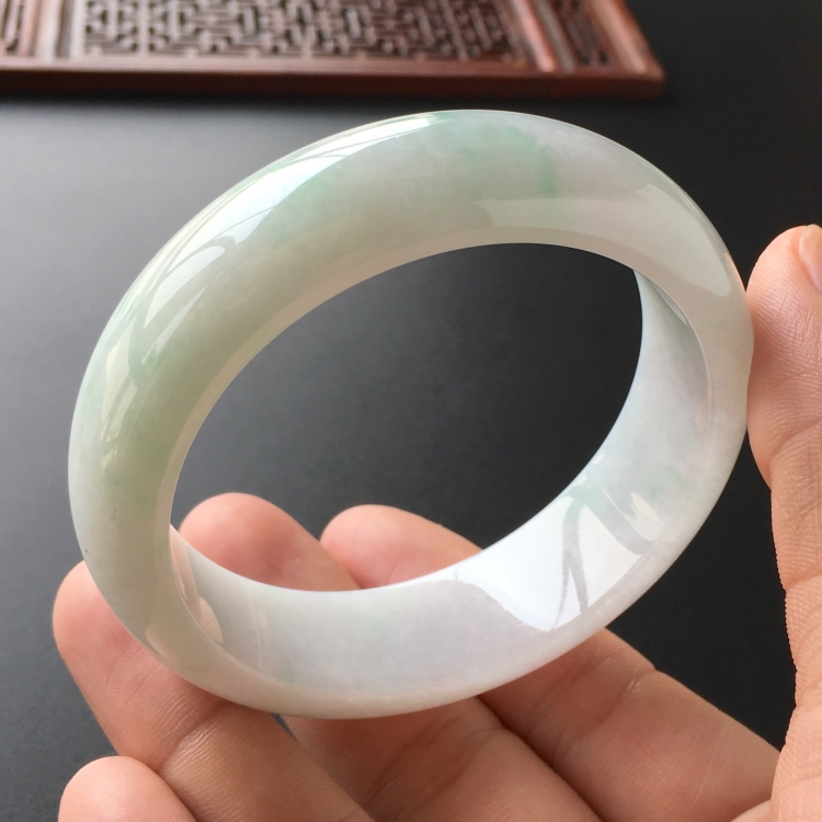(超值推荐)糯冰种略飘翠手镯(58.2mm)