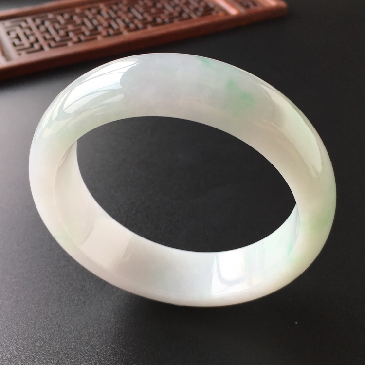 (超值推荐)糯冰种略飘翠手镯(58.2mm)