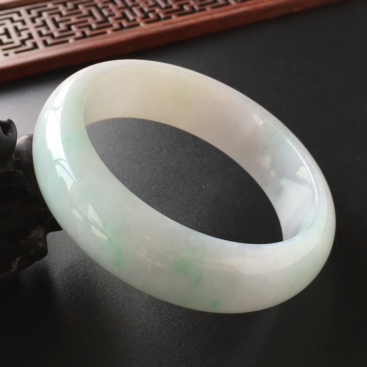 (超值推荐)糯冰种略飘翠手镯(58.2mm)