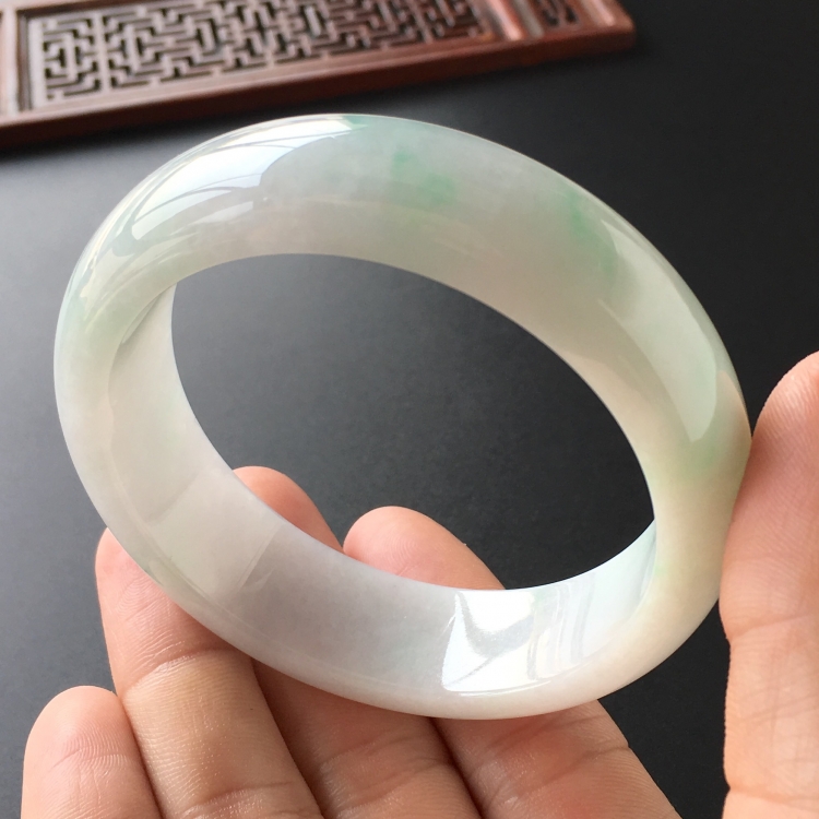 (超值推荐)糯冰种略飘翠手镯(58.2mm)