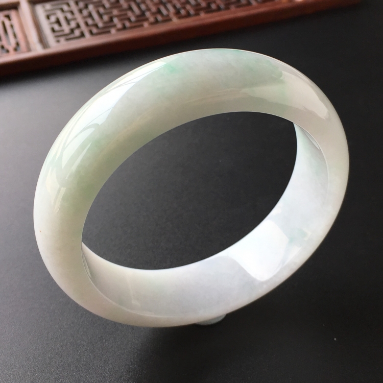 (超值推荐)糯冰种略飘翠手镯(58.2mm)