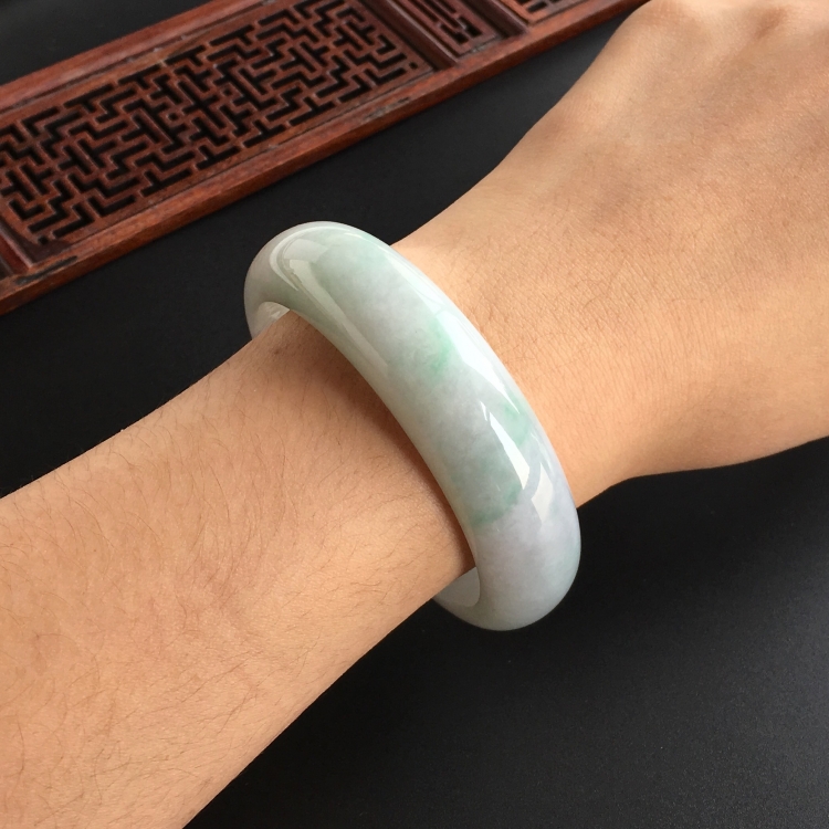 (超值推荐)糯冰种略飘翠手镯(58.2mm)