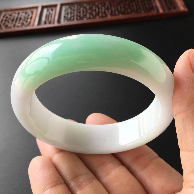 (超值推荐)糯冰种白底青手镯(59.2mm)