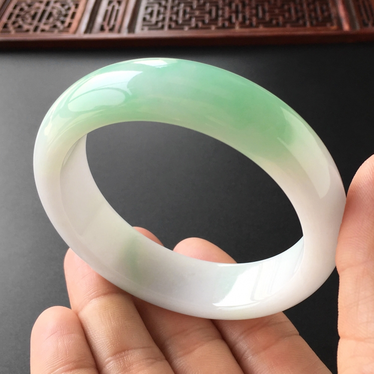 (超值推荐)糯冰种白底青手镯(59.2mm)