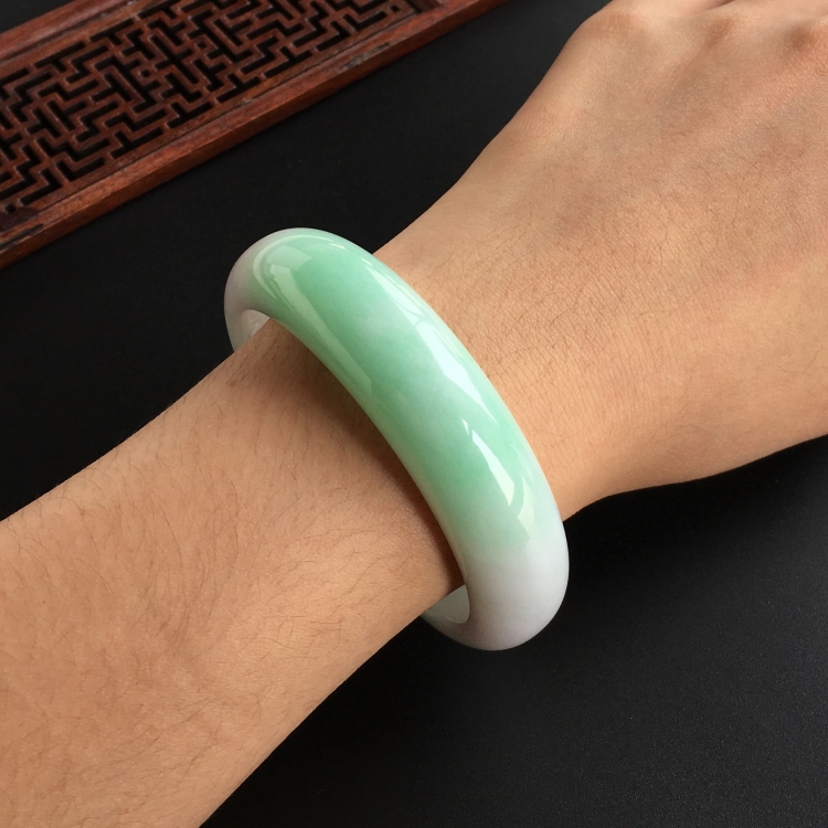 (超值推荐)糯冰种白底青手镯(59.2mm)