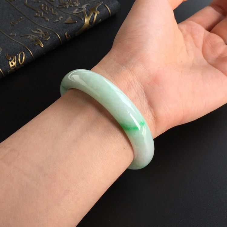 (超值推荐)糯冰种飘翠手镯(54.6mm)
