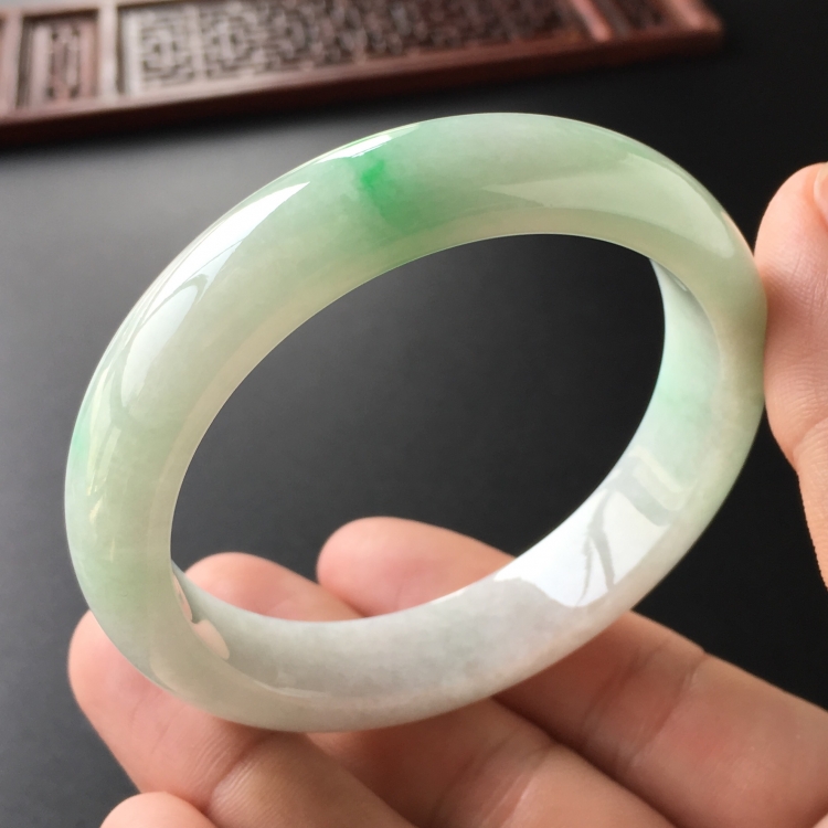 (超值推荐)糯冰种飘翠手镯(54.6mm)