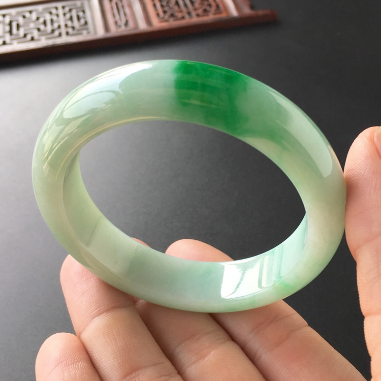 (超值推荐)糯冰种飘翠手镯(55.2mm)