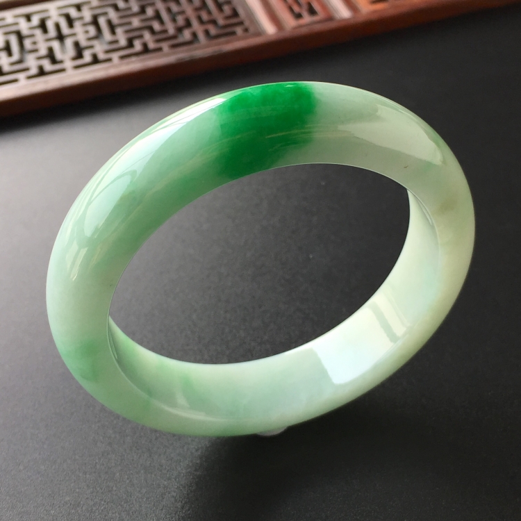 (超值推荐)糯冰种飘翠手镯(55.2mm)
