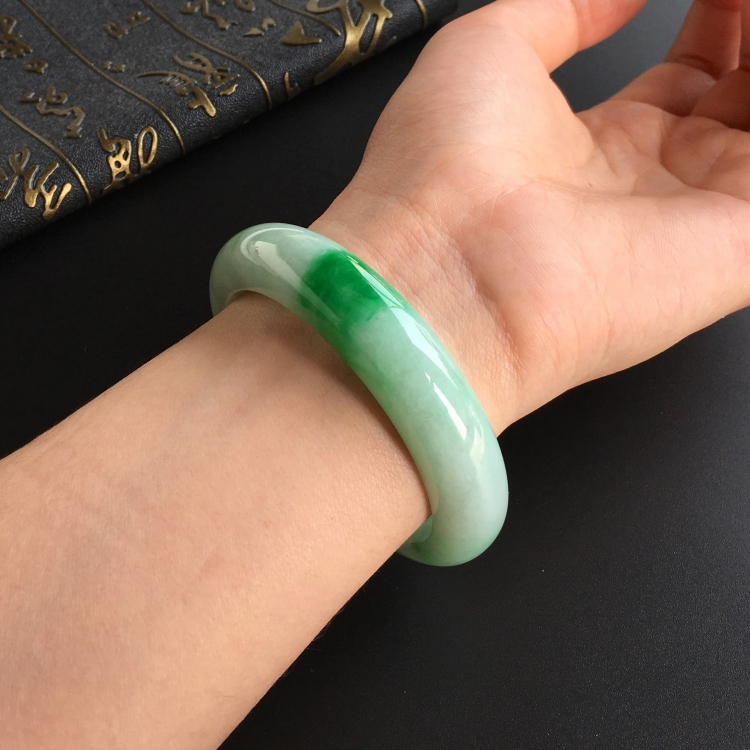 (超值推荐)糯冰种飘翠手镯(55.2mm)