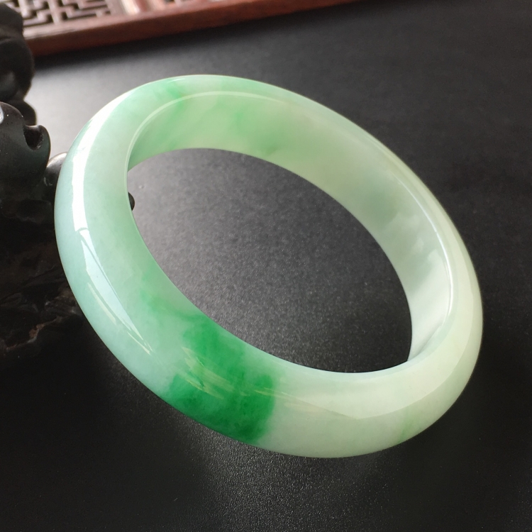 (超值推荐)糯冰种飘翠手镯(55.2mm)