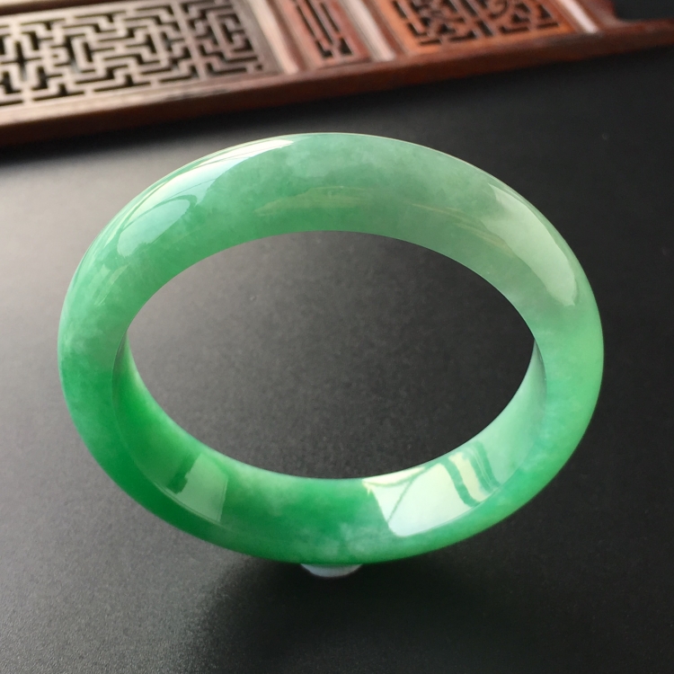 (超值推荐)糯冰种翠色手镯(54.7mm)