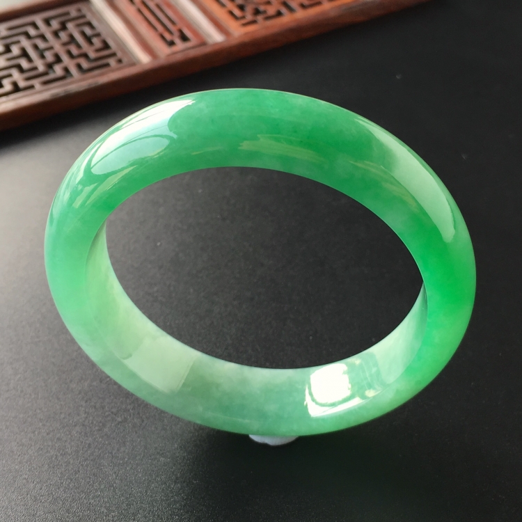 (超值推荐)糯冰种翠色手镯(54.7mm)