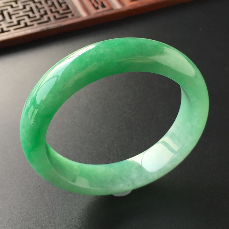 (超值推荐)糯冰种翠色手镯(54.7mm)