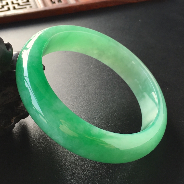 (超值推荐)糯冰种翠色手镯(54.7mm)