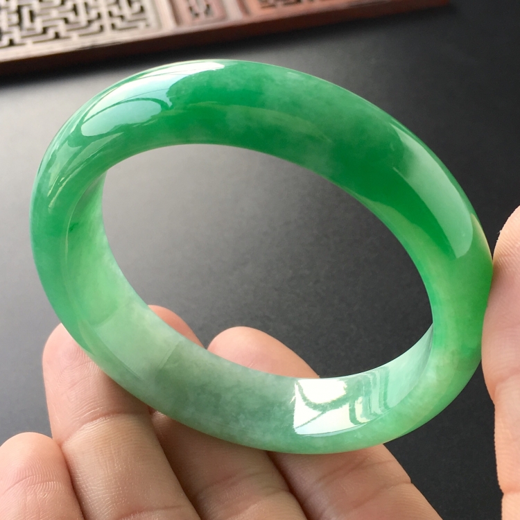 (超值推荐)糯冰种翠色手镯(54.7mm)