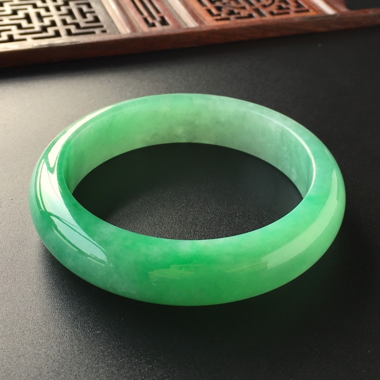 (超值推荐)糯冰种翠色手镯(54.7mm)