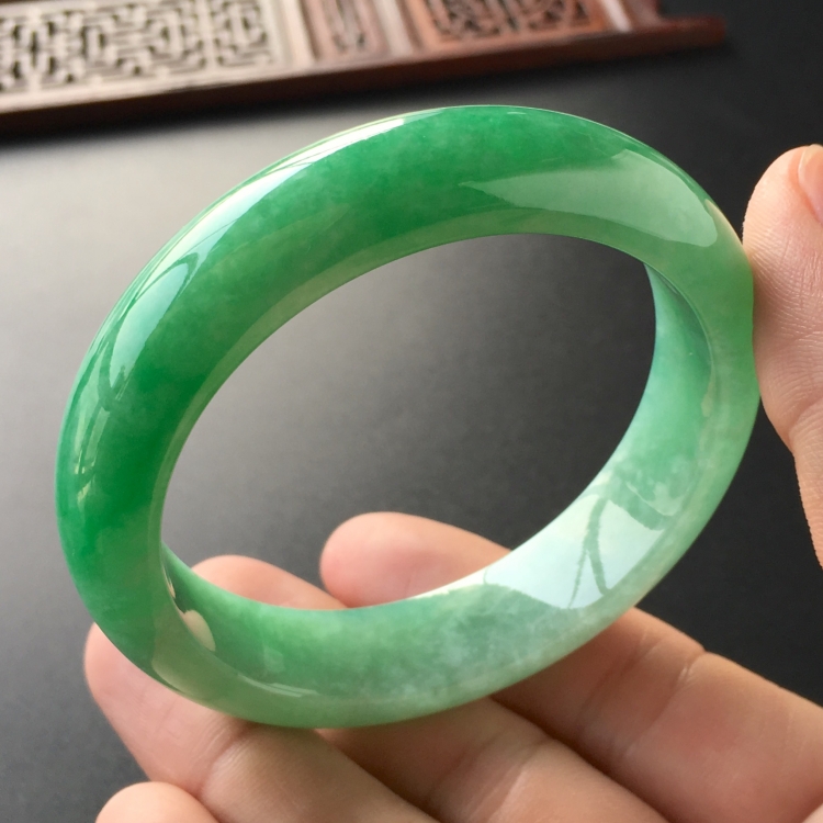 (超值推荐)糯冰种翠色手镯(54.7mm)