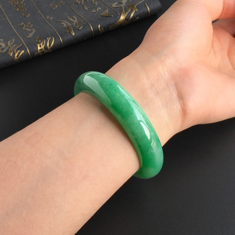 (超值推荐)糯冰种翠色手镯(54.7mm)