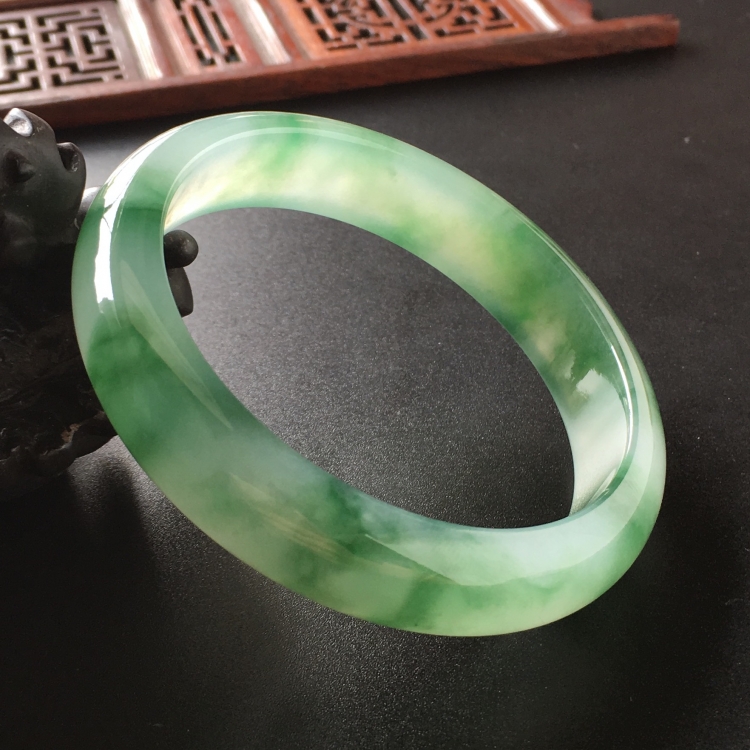 (超值推荐)冰种飘绿花手镯(57.3mm)