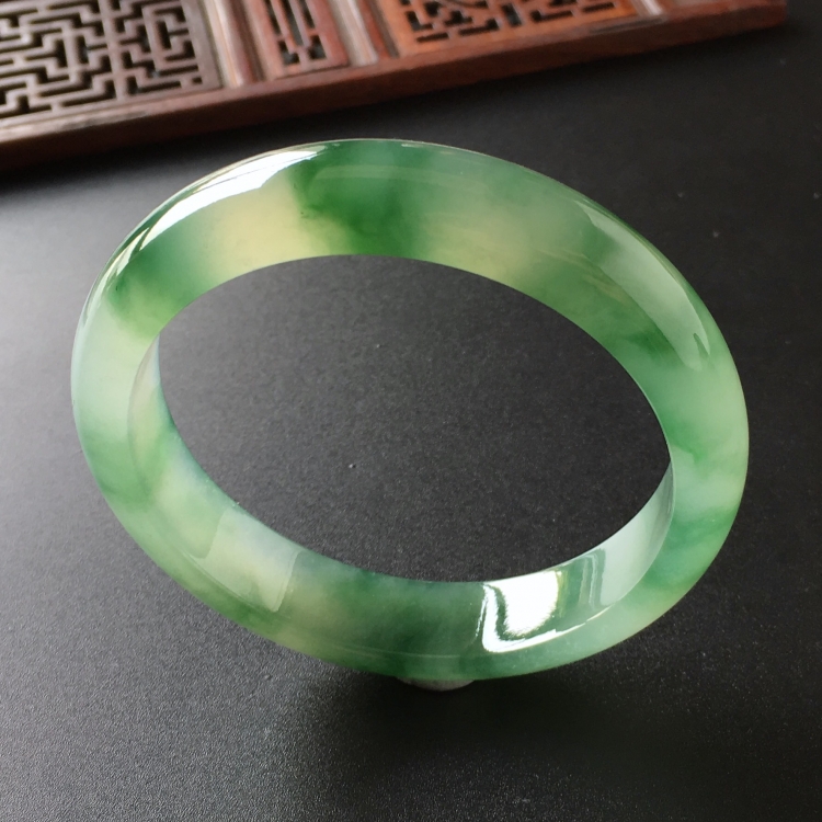 (超值推荐)冰种飘绿花手镯(57.3mm)
