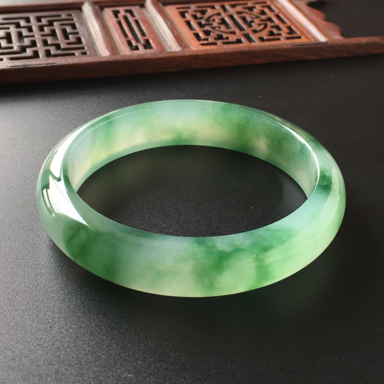 (超值推荐)冰种飘绿花手镯(57.3mm)