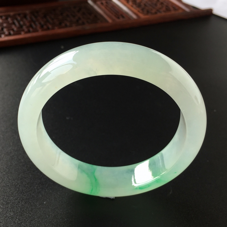(超值推荐)冰种飘翠手镯(55.1mm)