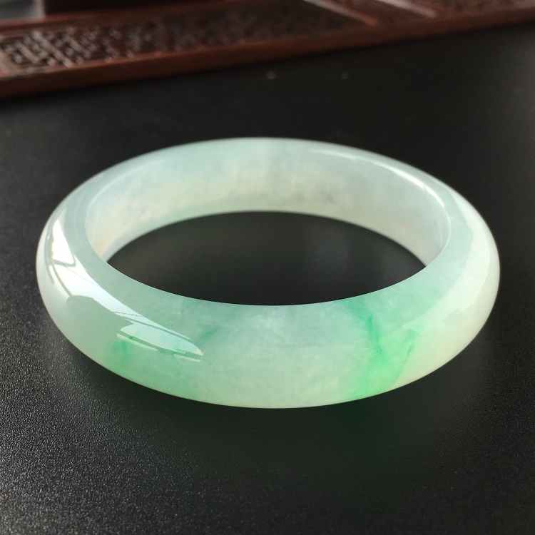 (超值推荐)冰种飘翠手镯(55.1mm)