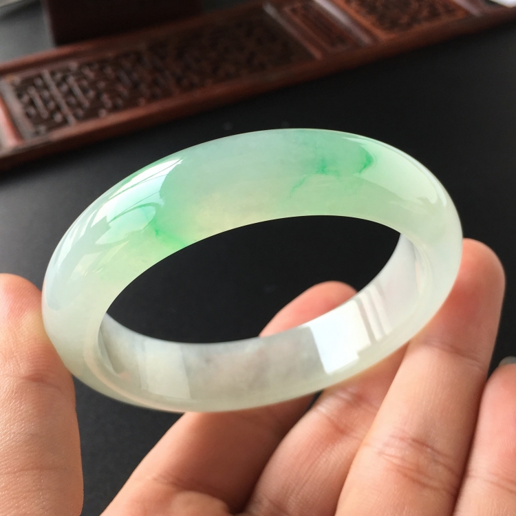 (超值推荐)冰种飘翠手镯(55.1mm)