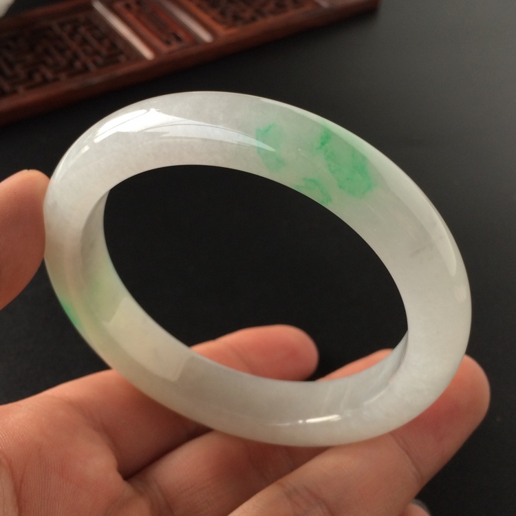 (超值推荐)糯冰种飘翠手镯(56.2mm)