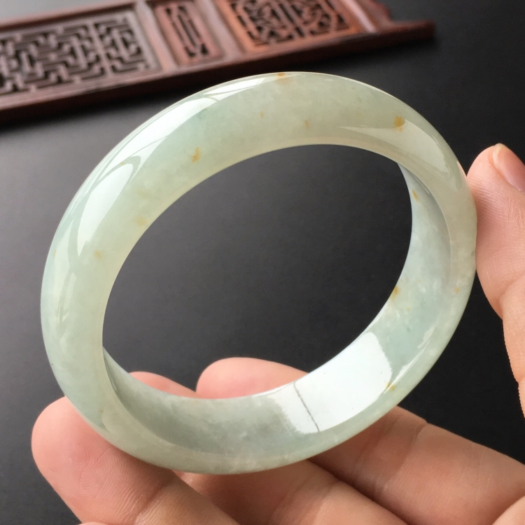 (超值推荐)糯冰种晴水略飘黄花手镯(58.2mm)