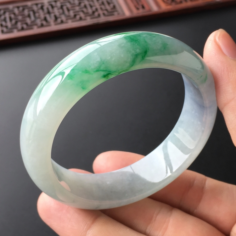 (超值推荐)糯冰种飘翠手镯(56.4mm)