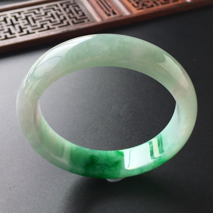 (超值推荐)糯冰种飘翠手镯(56.8mm)