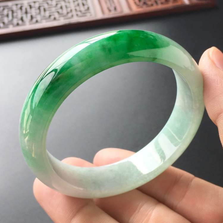 (超值推荐)糯冰种飘翠手镯(56.8mm)
