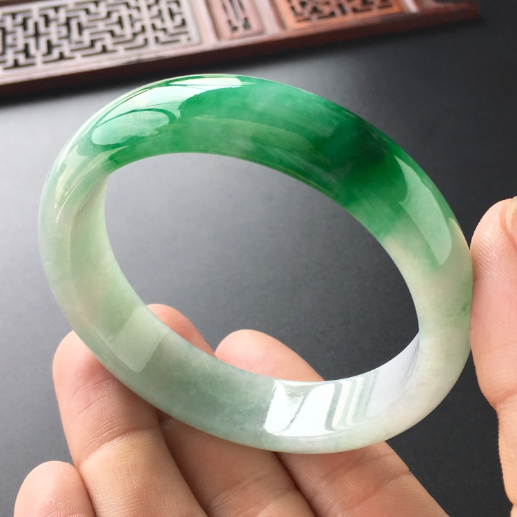 (超值推荐)糯冰种飘翠手镯(56.8mm)
