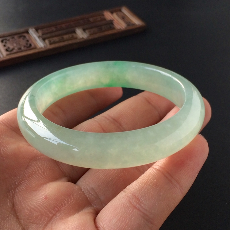 (超值推荐)冰种晴水略飘翠手镯(54.5mm)