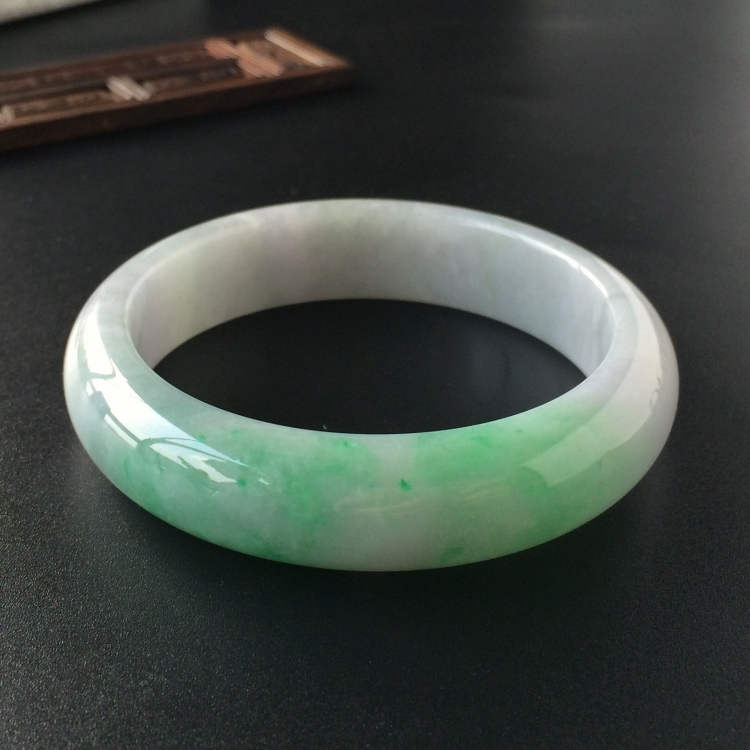 (超值推荐)糯冰种飘翠手镯(58.2mm)