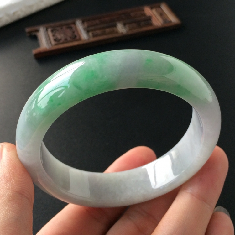 (超值推荐)糯冰种飘翠手镯(58.2mm)