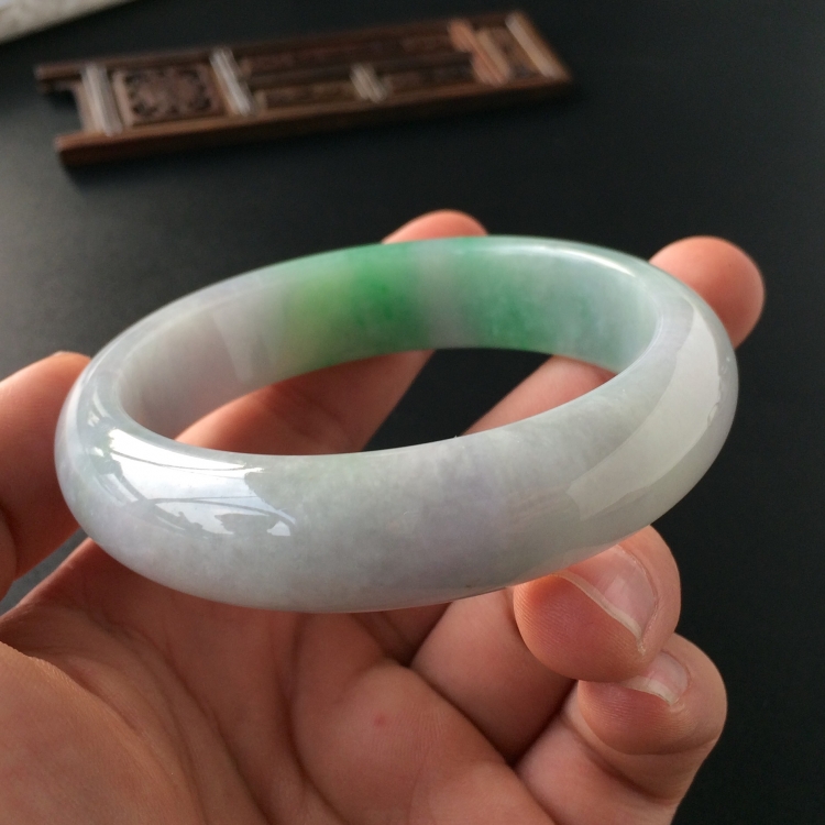 (超值推荐)糯冰种飘翠手镯(58.2mm)