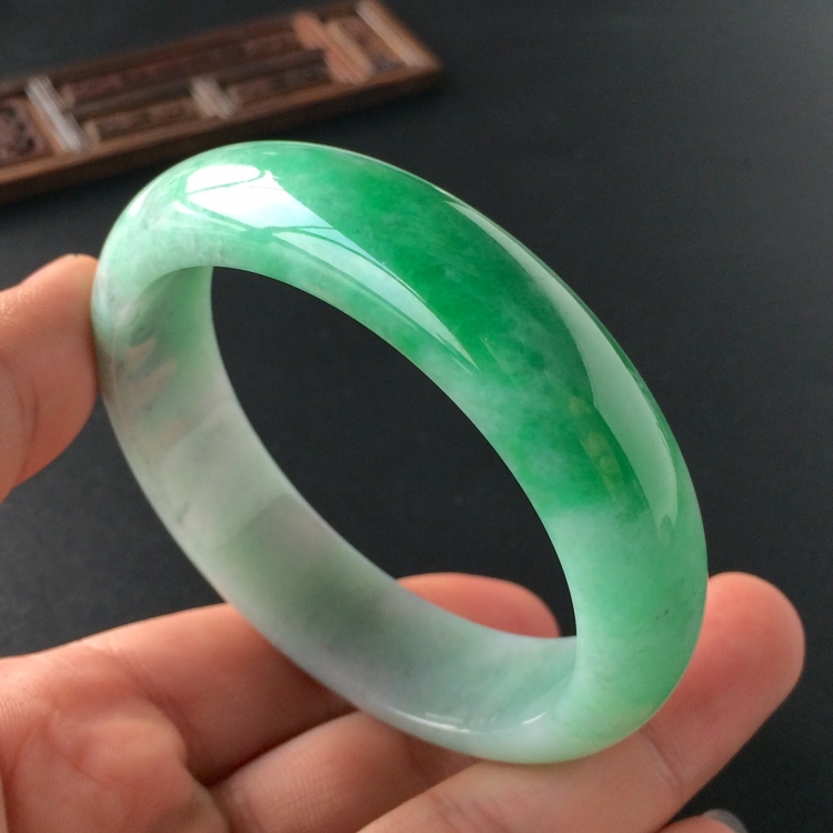 (超值推荐)糯冰种飘翠手镯(55.6mm)