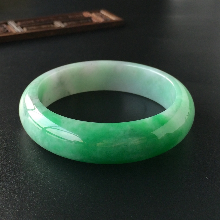 (超值推荐)糯冰种飘翠手镯(55.6mm)