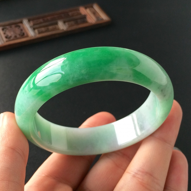 (超值推荐)糯冰种飘翠手镯(55.6mm)