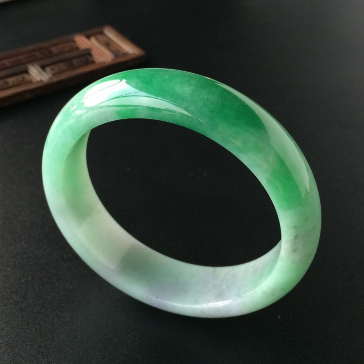 (超值推荐)糯冰种飘翠手镯(55.6mm)