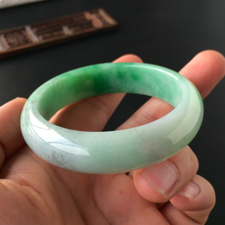 (超值推荐)糯冰种飘翠手镯(55.6mm)