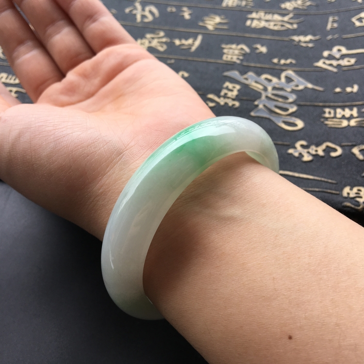 (超值推荐)糯冰种飘翠手镯(57.1mm)