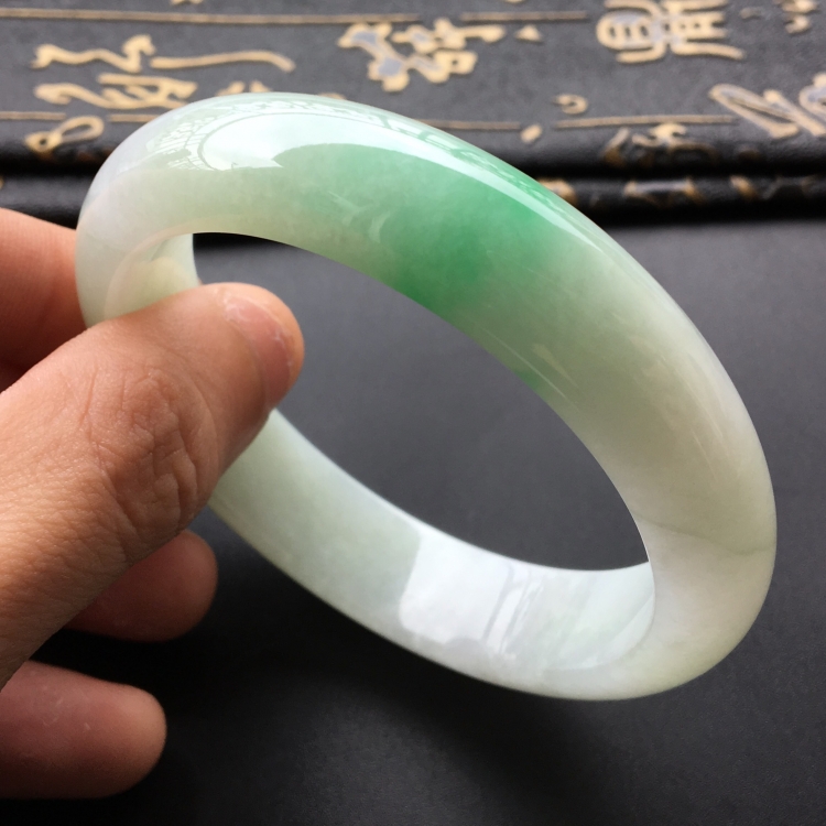 (超值推荐)糯冰种飘翠手镯(56.7mm)