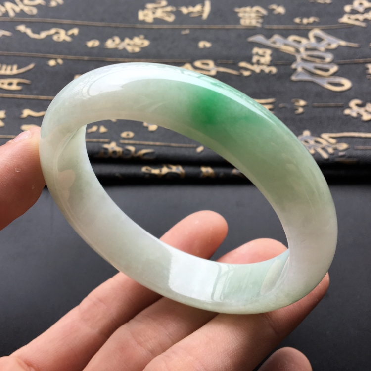 (超值推荐)糯冰种飘翠手镯(56.7mm)